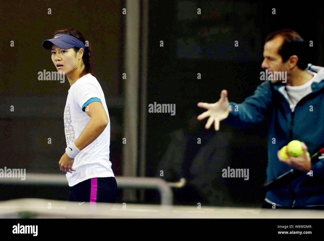 Chinese tennis star Li Na, listens to her coach Carlos Rodriguez at a  training session in Beijing, China, 26 February 2014. Chinese tennis star Li  N Stock Photo - Alamy