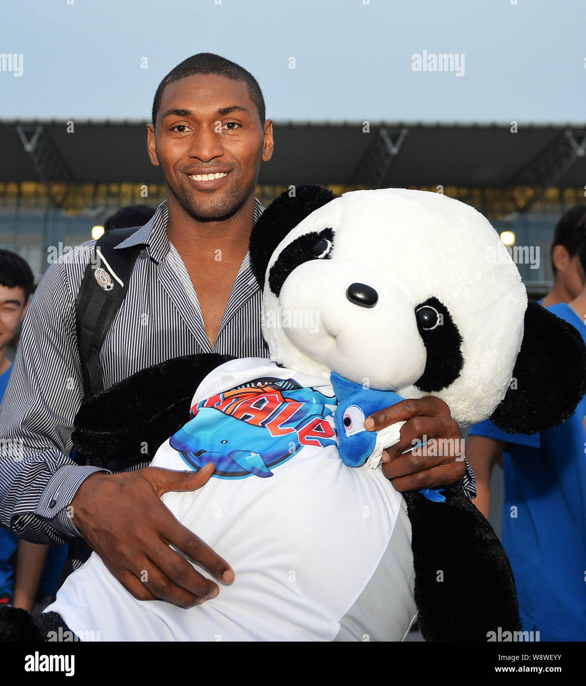 Metta World Peace signs with Lakers - ABC7 San Francisco