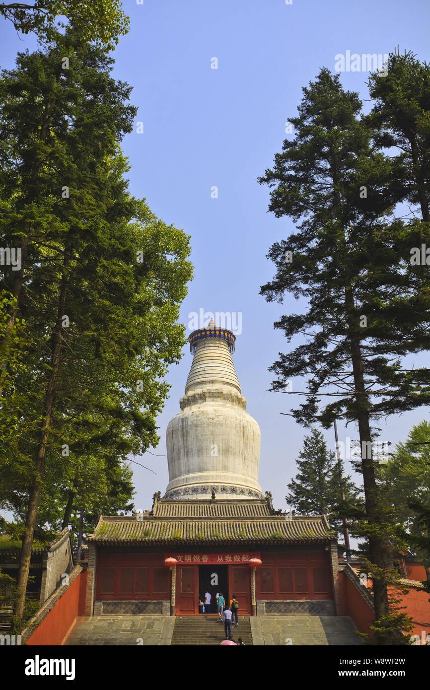 View of the Great White Pagoda for Buddhas Sarira, or Sarira Stupa, at the Tayuan Temple at Mount Wutai resort in Wutai county, Xinzhou city, north Ch Stock Photo