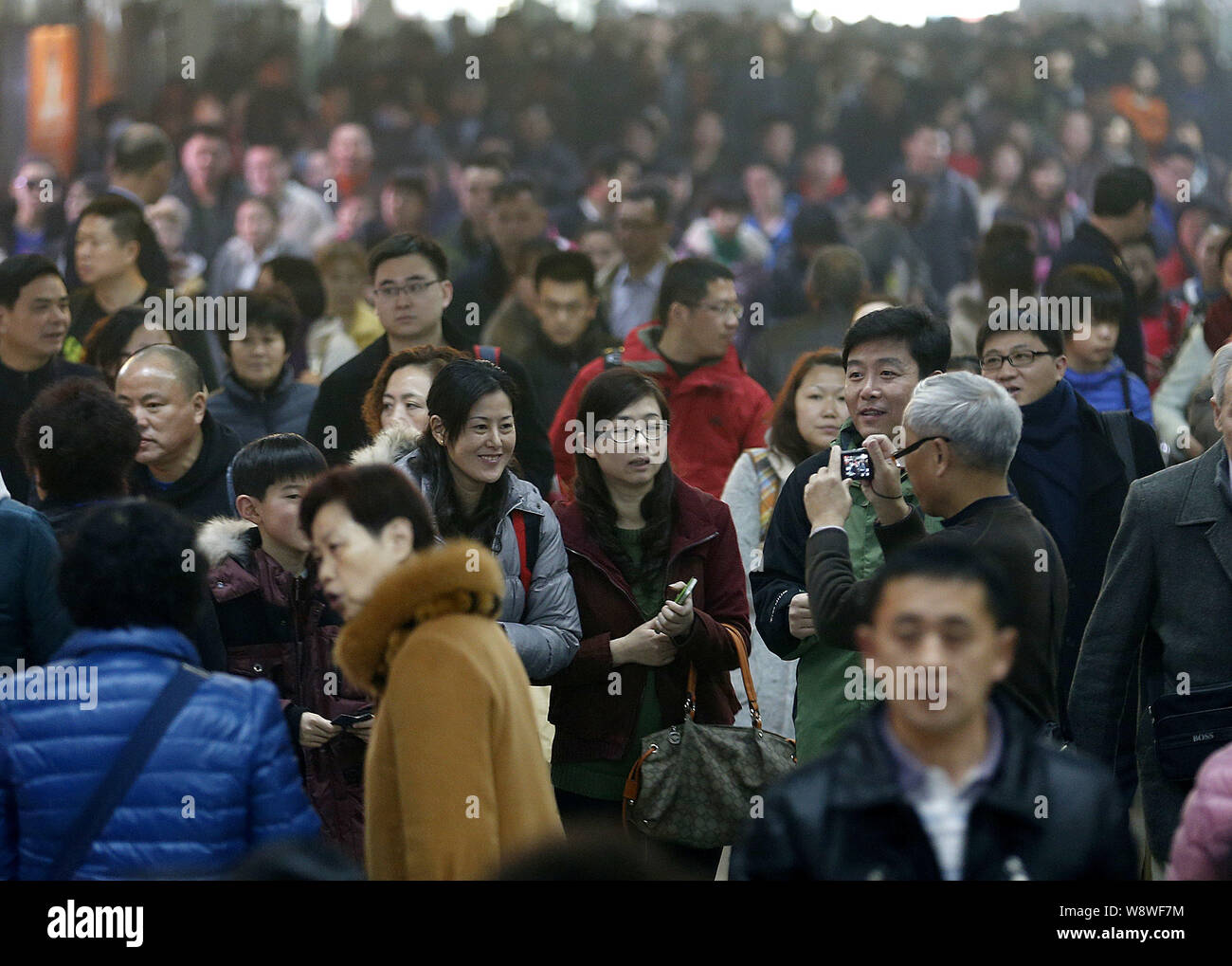 Chinese passengers crowd the Hangzhou Railway Station during the Chinese Lunar New Year holiday or Spring Festival in Hangzhou city, east Chinas Zheji Stock Photo