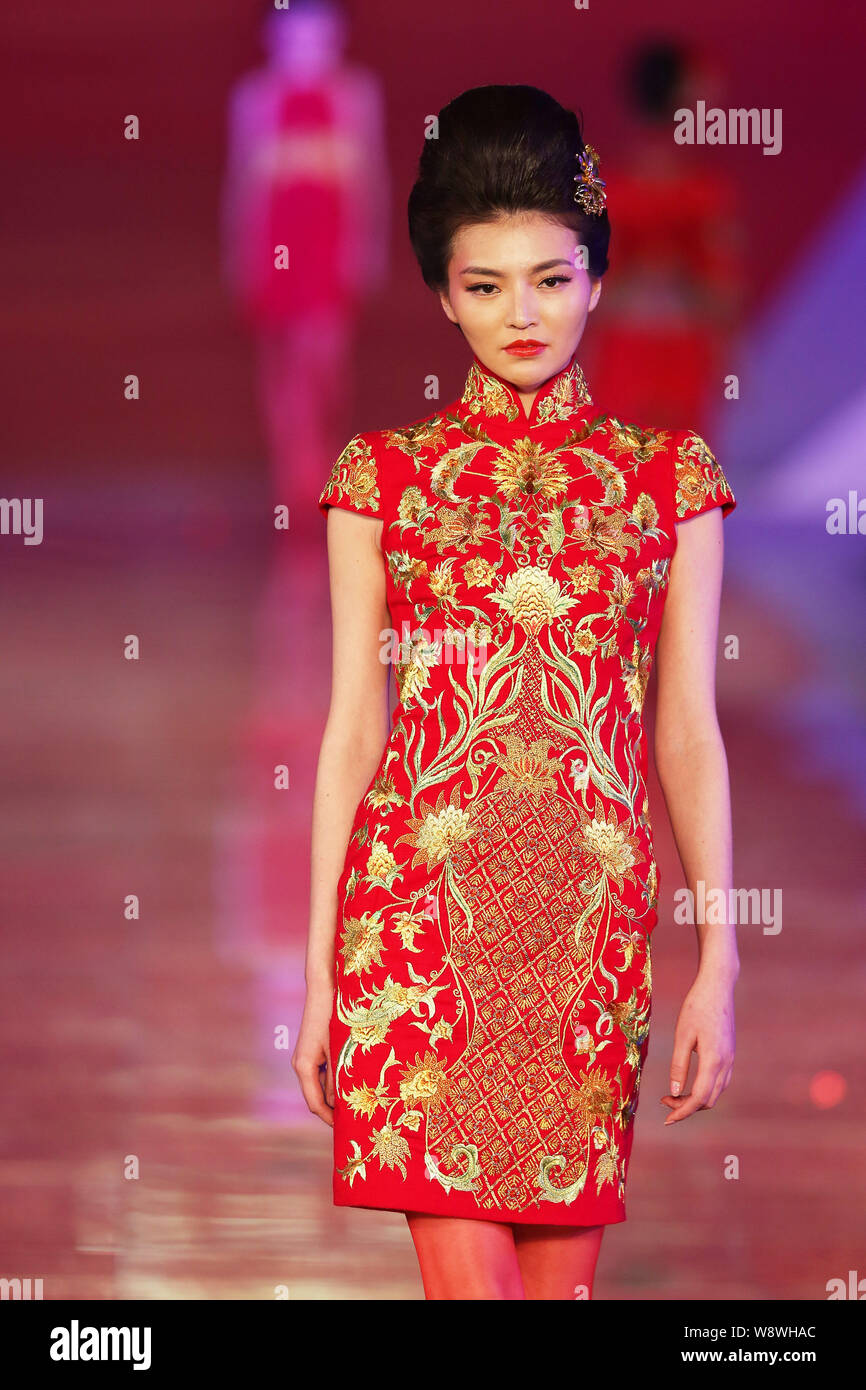 A model displays a traditional Chinese bridal wedding dress of the Rose ...