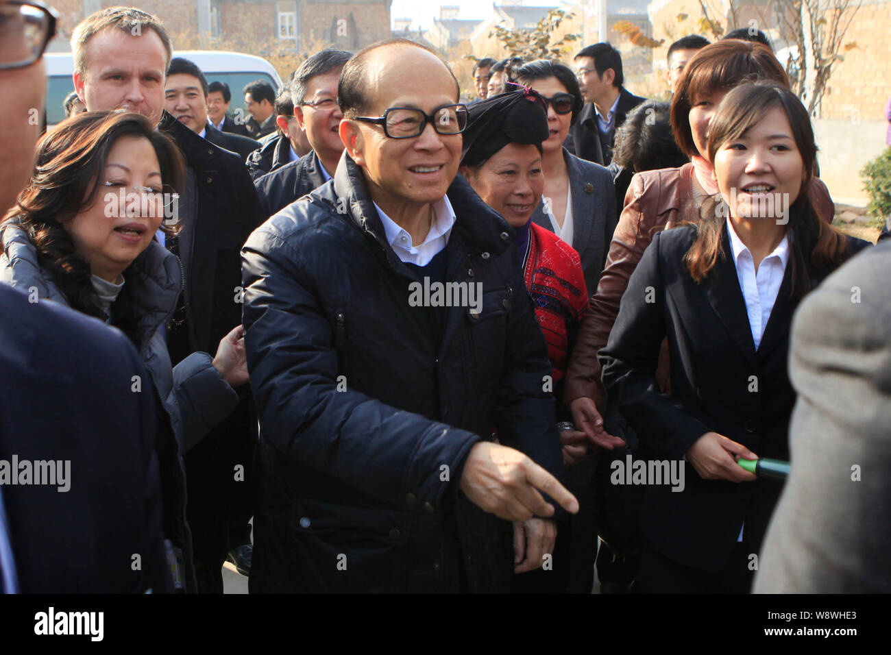 --FILE--Li Ka-shing, center, Chairman of Cheung Kong (Holdings) Limited and Chairman of Hutchison Whampoa Limited, visits Dashitou village in Xianyang Stock Photo