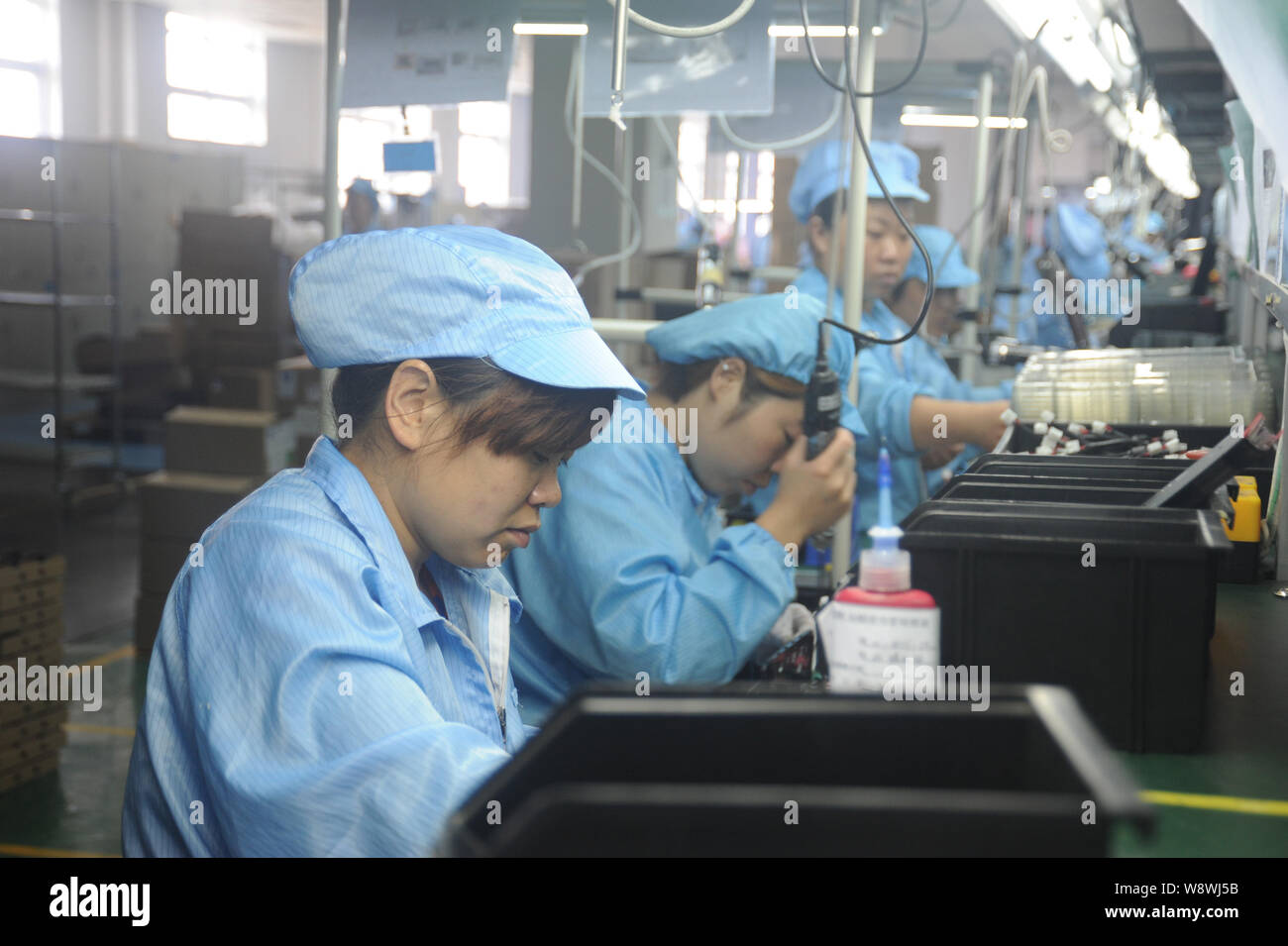 China chinese female factory workers hi-res stock photography and ...