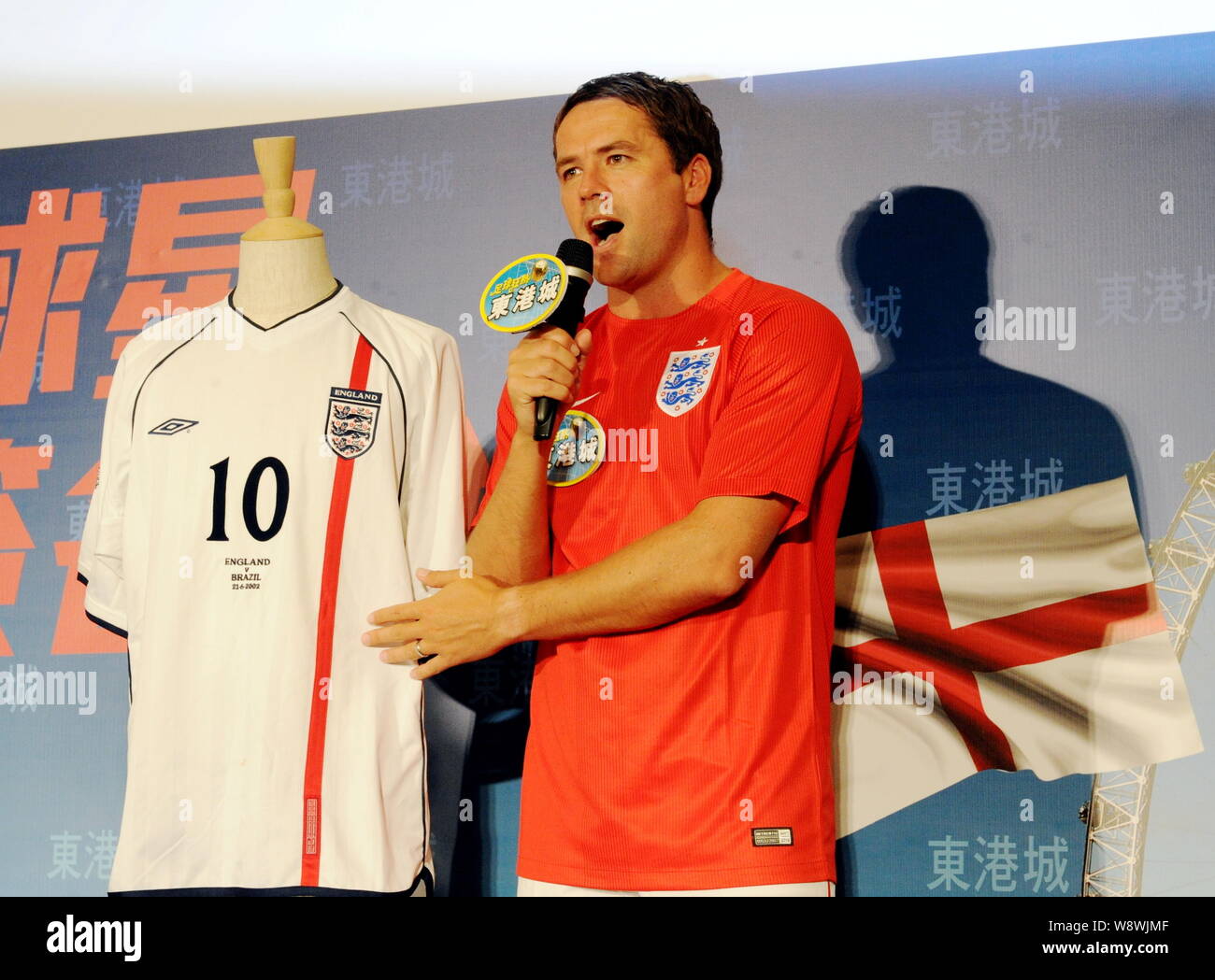 English football star Michael Owen speaks during a signing event in Hong Kong, China, 8 June 2014. Stock Photo