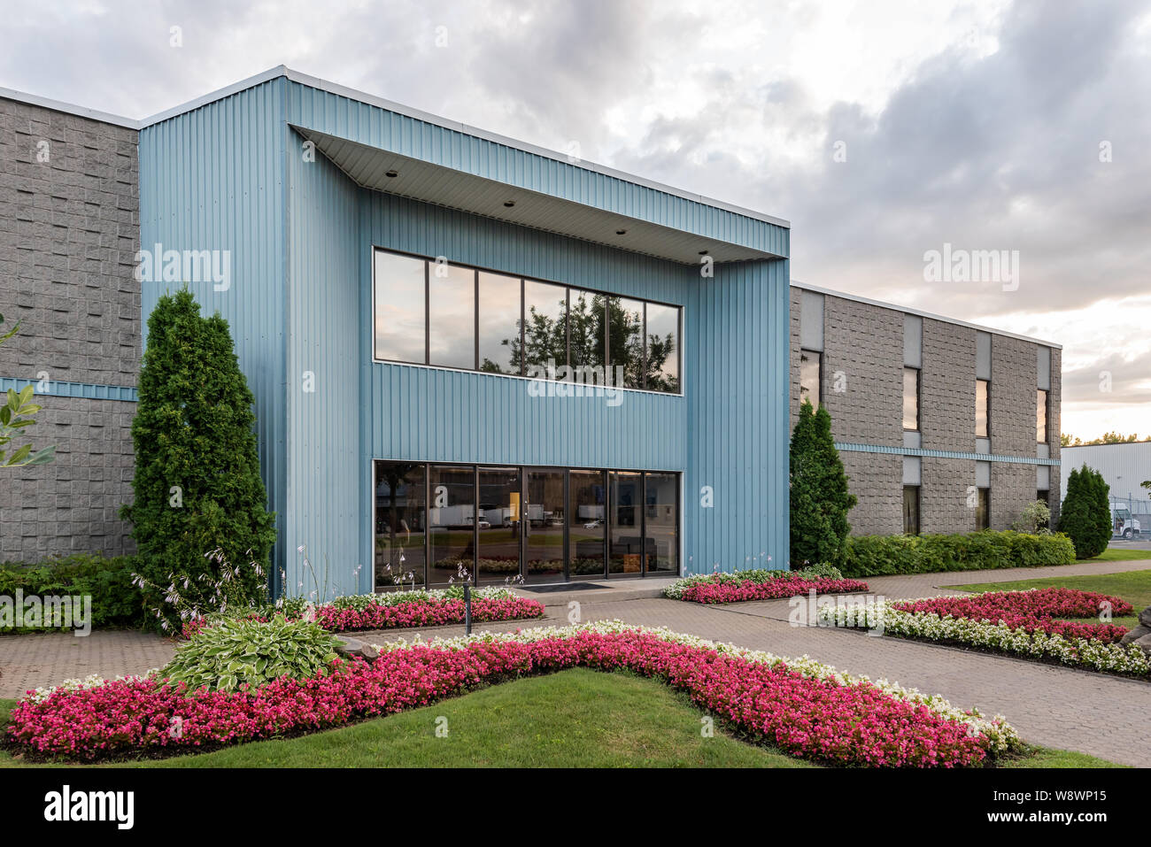 The exterior facade of a generic small business Stock Photo - Alamy