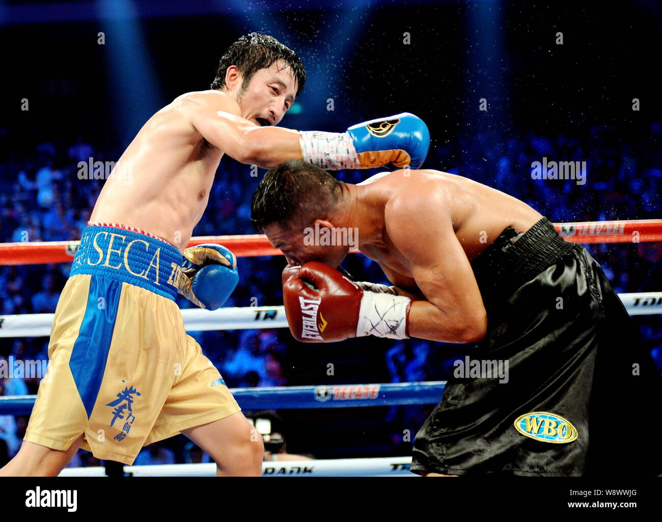 FILEChinese boxer Zou Shiming, left, fights with Luis De La Rosa of
