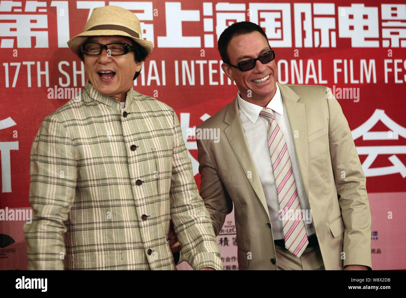 Hong Kong actor Jackie Chan, left, and U.S. Hollywood action star Jean- Claude Van Damme smile at a press conference for Jackie Chan Action Movie  Week Stock Photo - Alamy