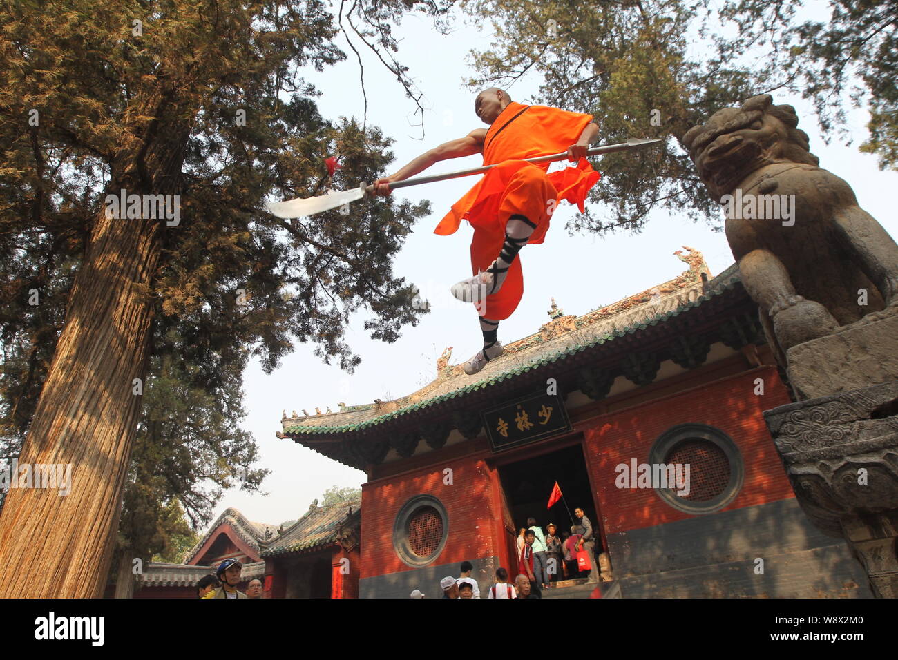 Shaolin monk kung fu hi-res stock photography and images - Alamy