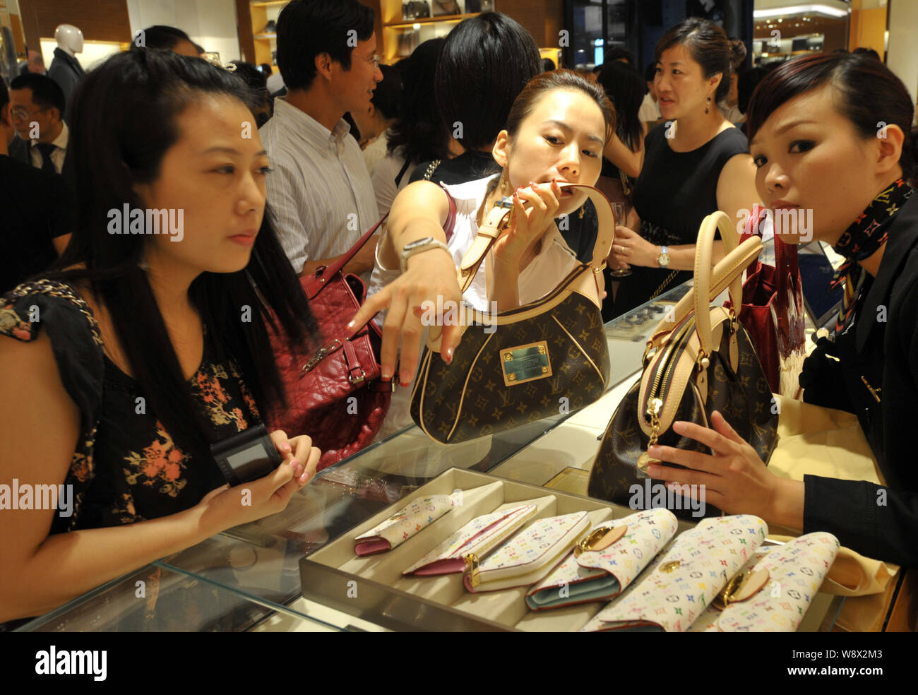 FILE--Young Chinese women shop for Louis Vuitton (LV) bags, wallets and  other products at a LV boutique in Ningbo city, east Chinas Zhejiang  provinc Stock Photo - Alamy