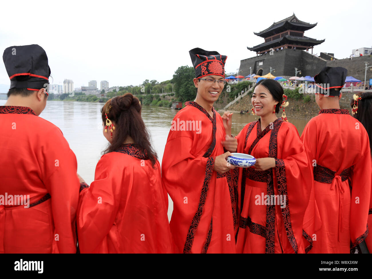 Couples of young Chinese newly-weds dressed in traditional Han costumes take part in a Han-style collective wedding ceremony in Ganzhou city, east Chi Stock Photo