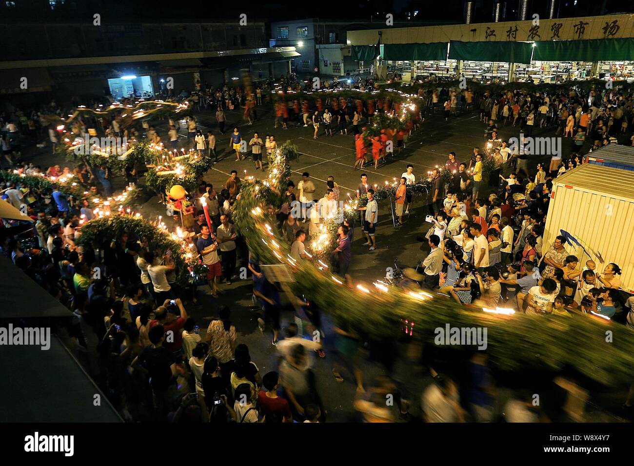 Local Chinese villagers perform a dragon dance during the Mid-Autumn Festival in Jiangcun village, Guangzhou city, south Chinas Guangdong province, 8 Stock Photo