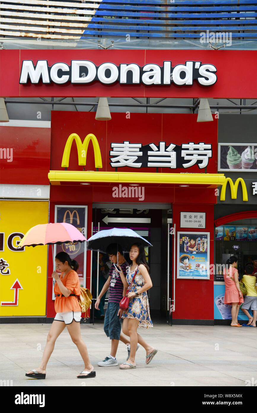 File Pedestrians Walk Past A Mcdonald S Fastfood Restaurant In Nanning City South Chinas Guangxi Zhuang Autonomous Region 21 July 2014 Mcdona Stock Photo Alamy