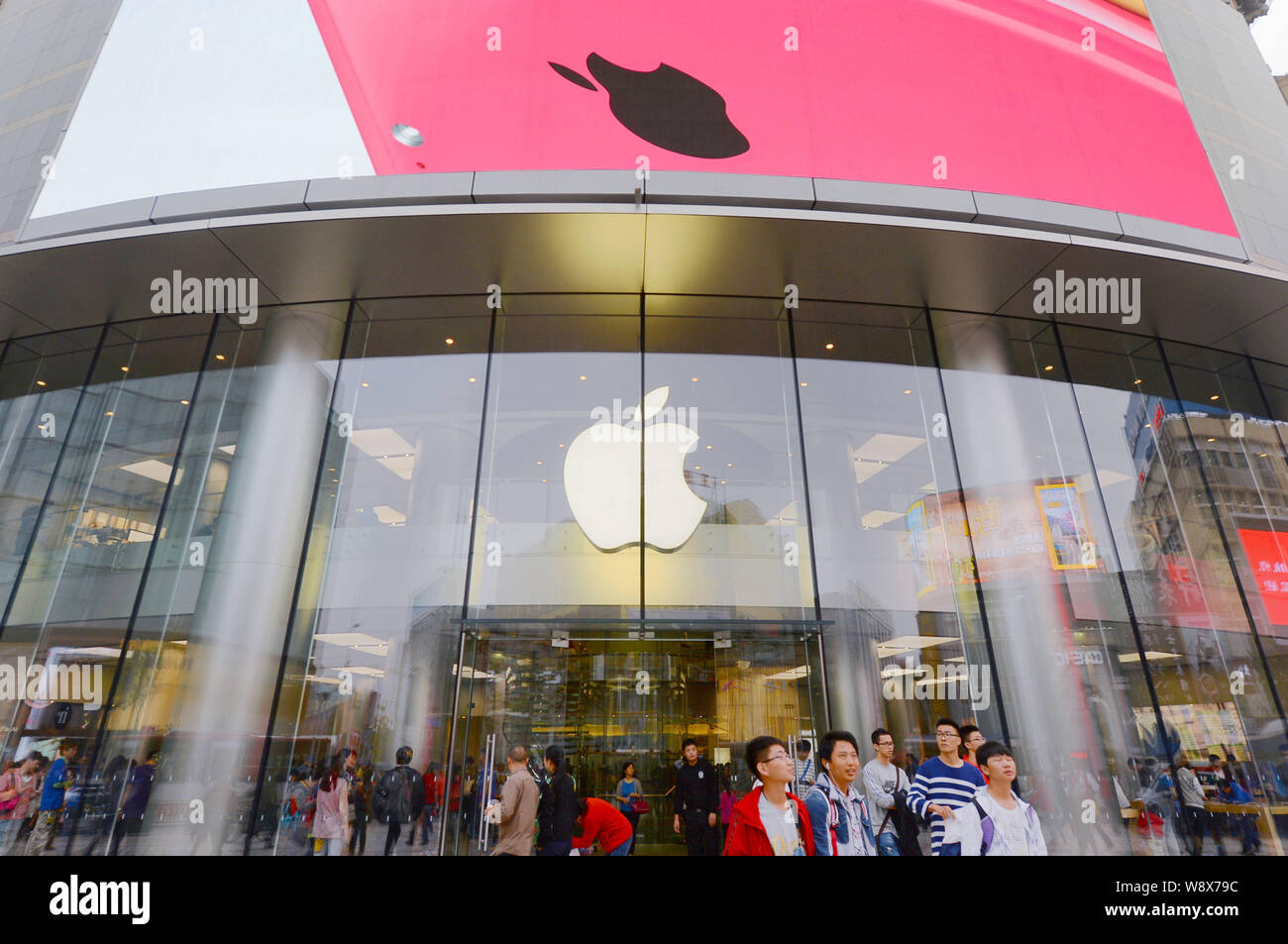 --FILE--Customers leave an Apple store in Beijing, China, 4 October 2014.      Apple has blocked newly discovered apps meant to help prying eyes spy o Stock Photo