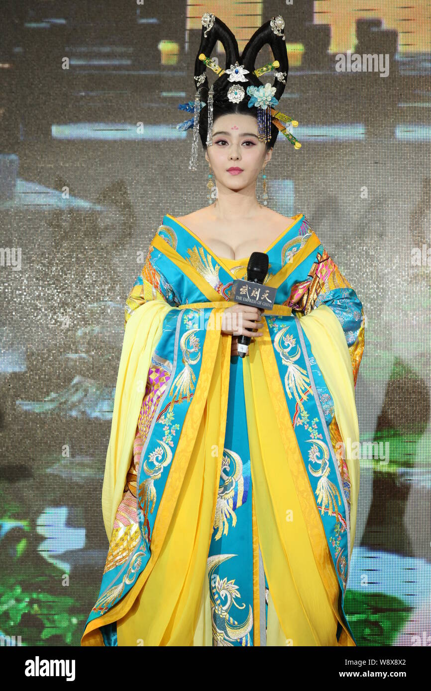 Chinese actress Fan Bingbing, dressed in ancient Chinese costume of Tang  Dynasty, poses at a press conference for her new TV series, The Empress of  Ch Stock Photo - Alamy