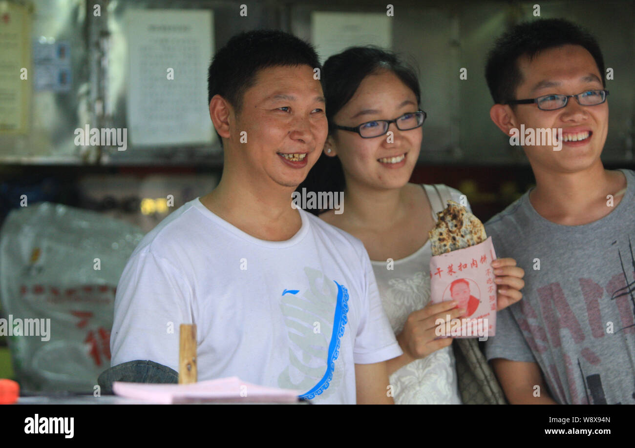 The meat pie hawker Shao Jianhua, left, who resembles Chinese President