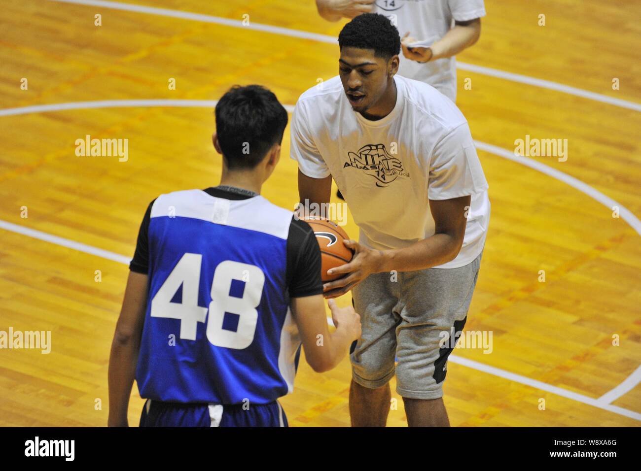 A trainee challenges American basketball player Anthony Davis, right,  during a training session of the 2014 Nike All-Asia Basketball Camp in  Guangzhou Stock Photo - Alamy