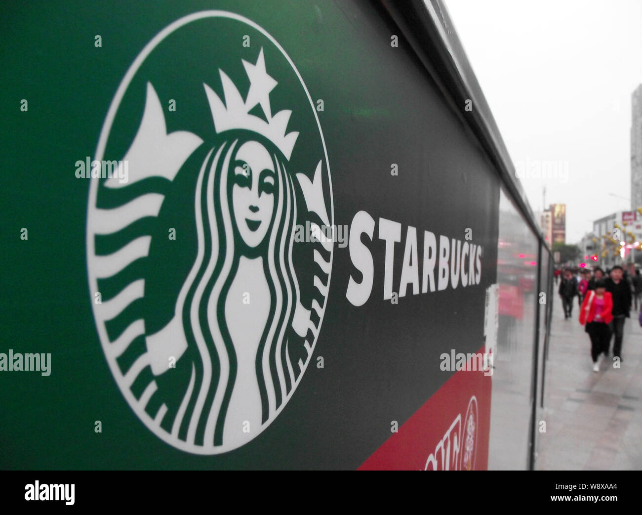 Advertisement starbucks hires stock photography and images Alamy