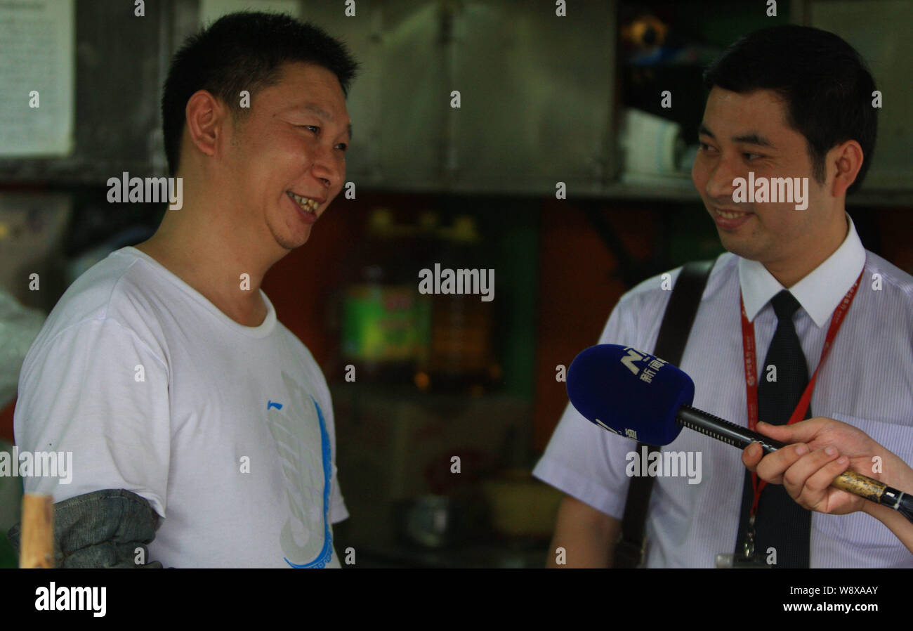 The meat pie hawker Shao Jianhua, left, who resembles Chinese President