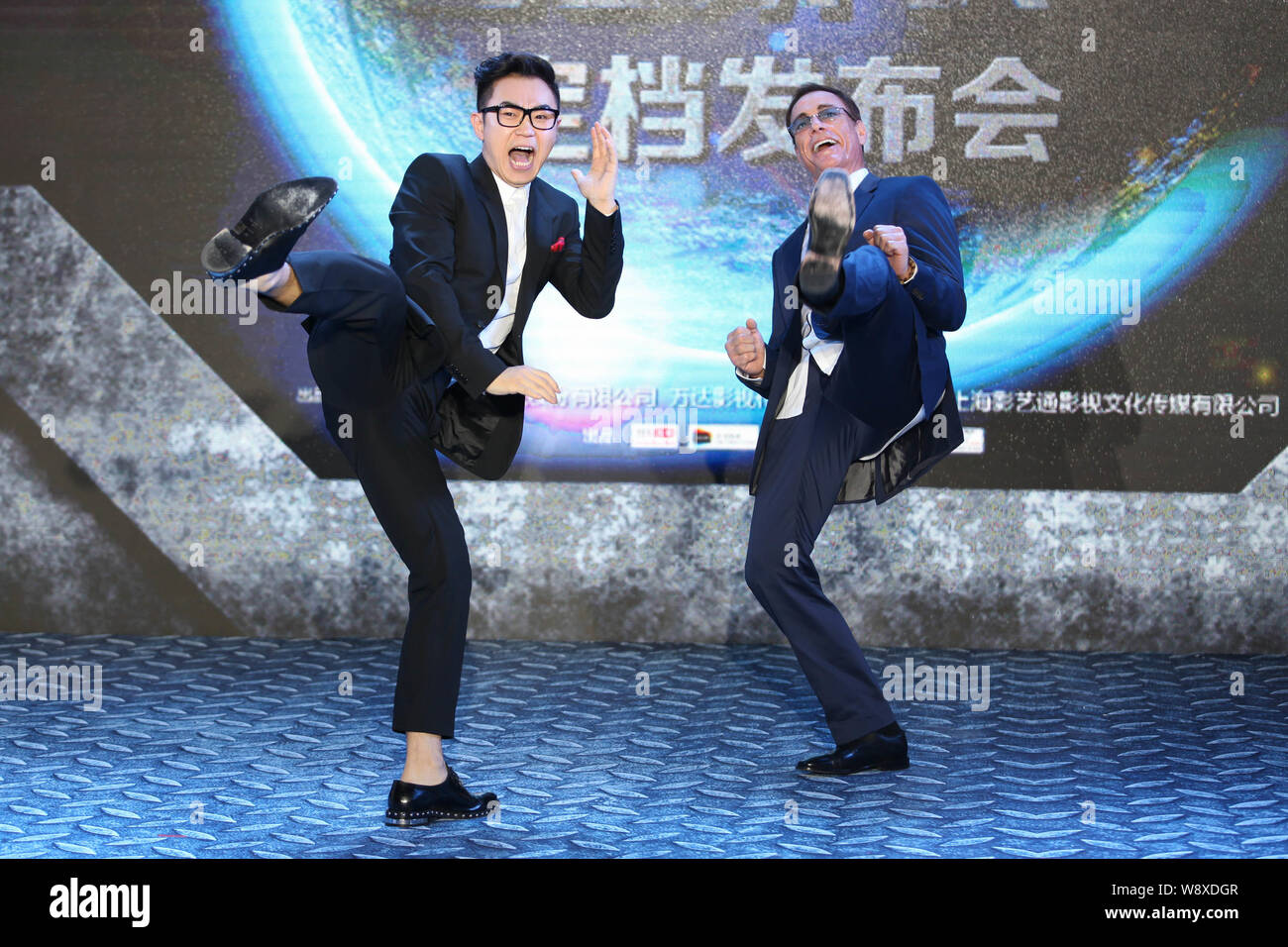 U.S. Hollywood action star Jean-Claude Van Damme, right, poses during a  press conference for the movie "The Pancake Man" in Beijing, China, 25  Novembe Stock Photo - Alamy