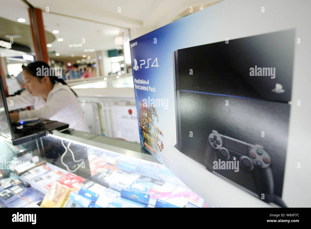 FILE--A smuggled Sony PlayStation 4 (PS4) game console is for sale at a  counter at a digital products mall in Shanghai, China, 29 May 2014. Sony p  Stock Photo - Alamy