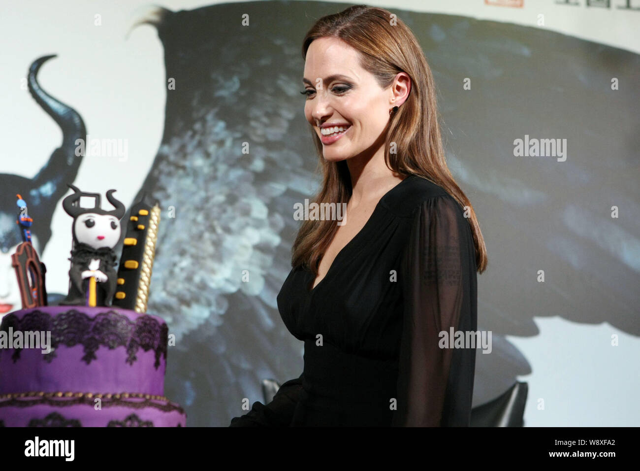 Angelina Jolie Maleficent Cake High Resolution Stock Photography And Images Alamy Angelina Jolie Maleficent Cake High Resolution Stock Photography And Images Alamy