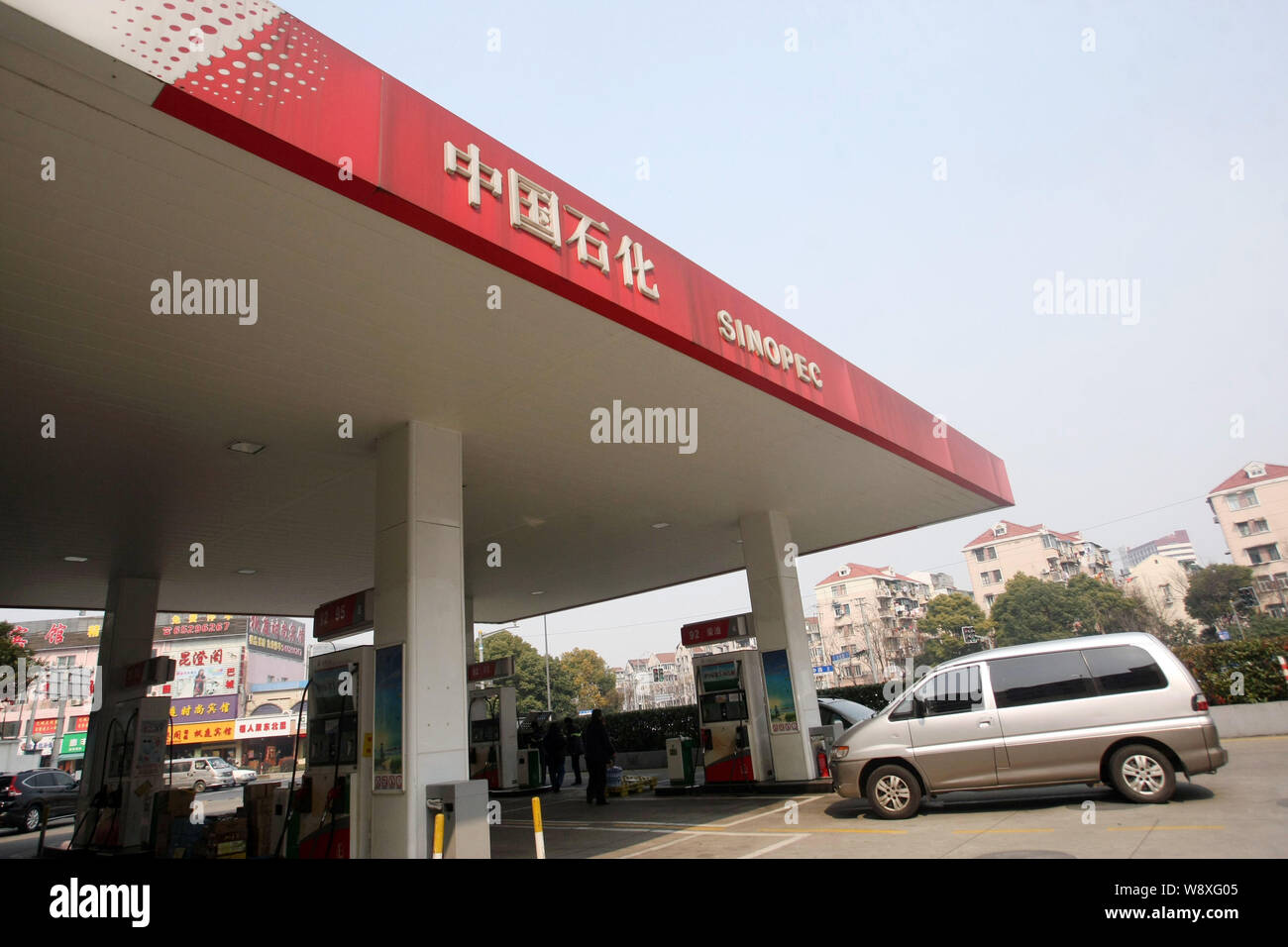 Cars to be refueled arrive at a gas station of Sinopec in Shanghai, China, 20 February 2014.   Sinopec Corp , Asias largest oil refiner, plans to sell Stock Photo