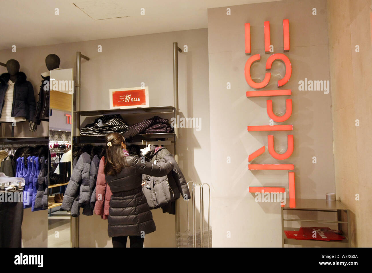 FILE--A Chinese customer shops at a store of Esprit in Shanghai, China, 24  January 2014. Esprit Holdings Ltd. said it was uncertain about the comp  Stock Photo - Alamy