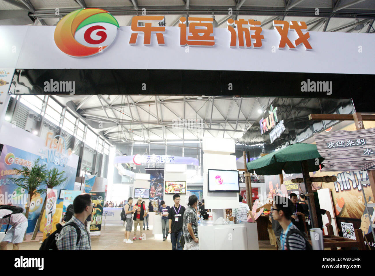 FILEPeople visit the stand of mobile game distributor iDreamSky