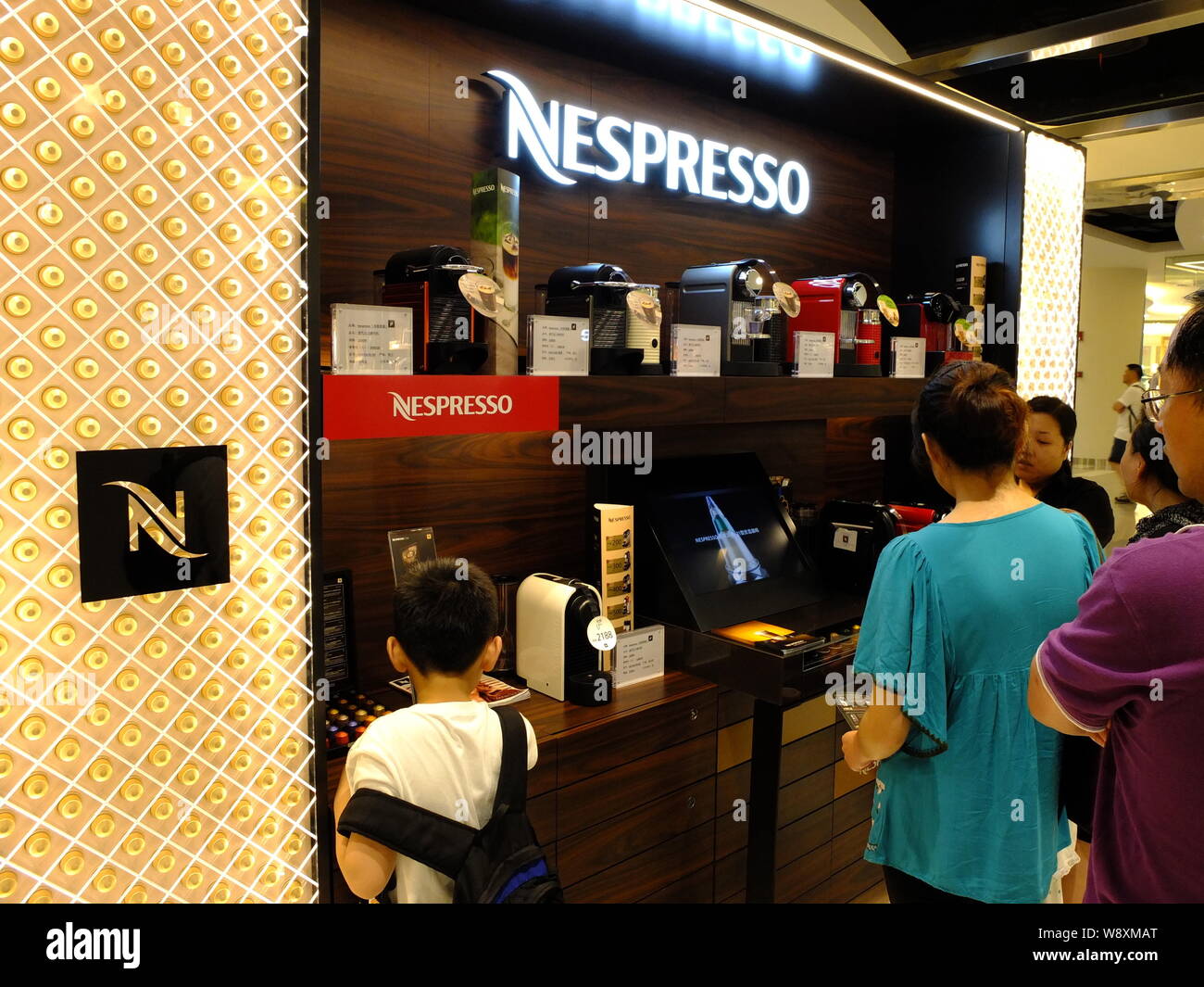 FILE--Chinese customers shop at a Nespresso store in a shopping mall in  Shanghai, China, 5 July 2014. Chinas retail sales maintained steady growth  Stock Photo - Alamy