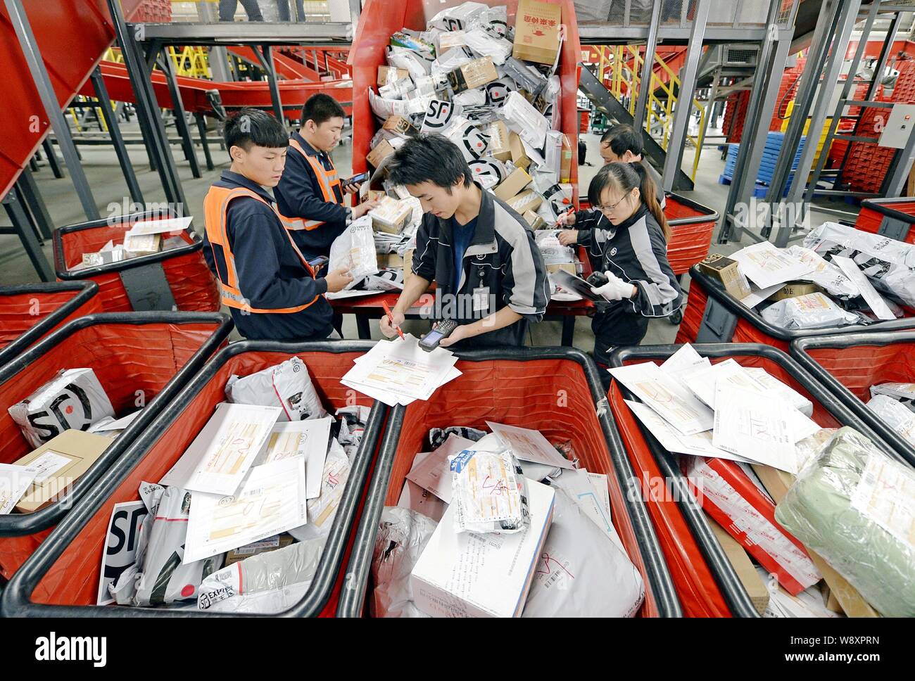 China sorting. Cainiao sorting center в китае. Sort garbage. Шэньчжэнь китай сортировочный центр. Шэньчжэнь китай сортировочный центр.