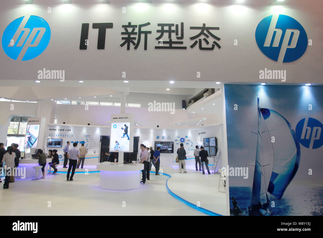 FILEPeople visit the stand of HP during the 1st China (Shanghai) International Technology