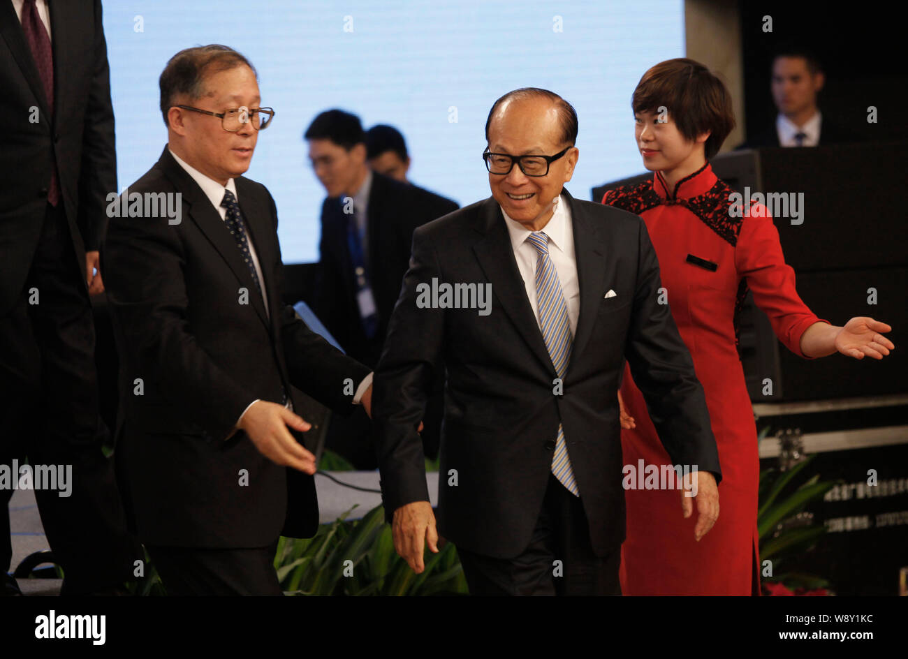 Li Ka-shing, center, Chairman of Cheung Kong (Holdings) Limited and Chairman of Hutchison Whampoa Limited, attends the inauguration of the Yangtze Riv Stock Photo