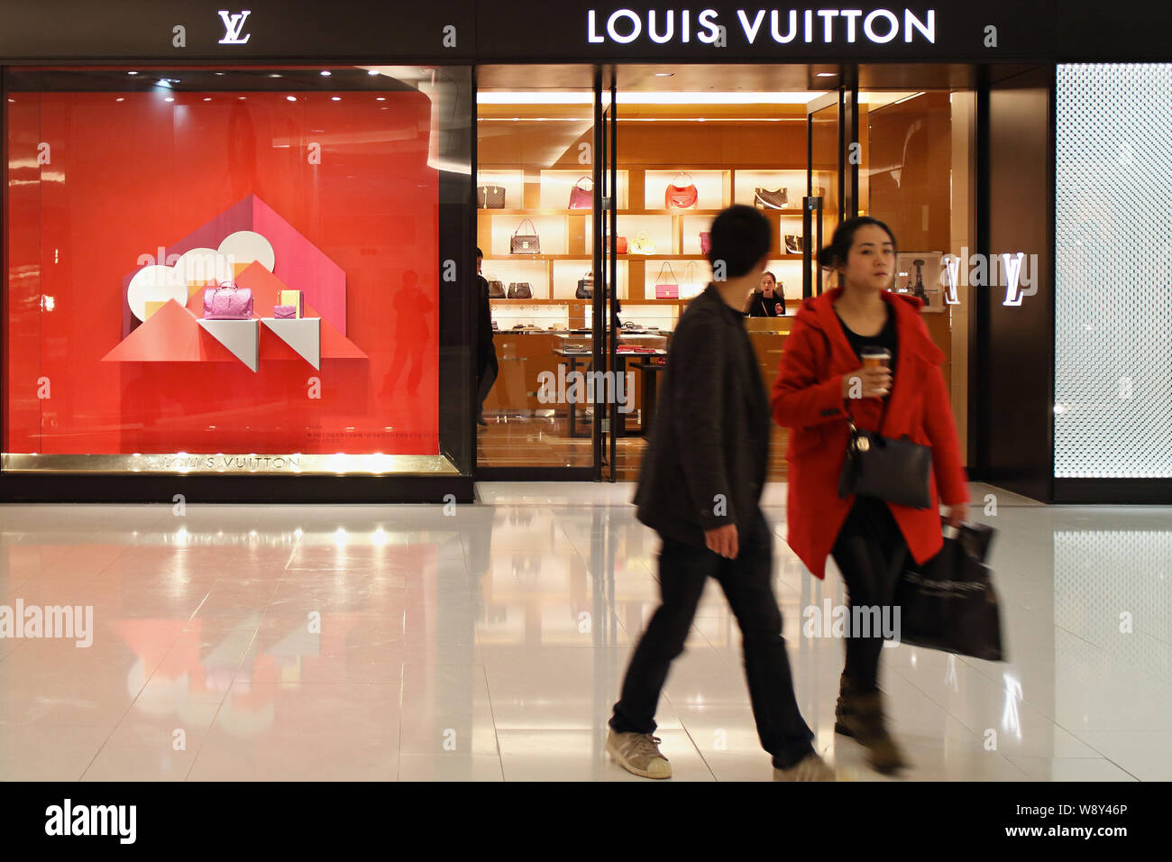 Shoppers exit a Louis Vuitton store, operated by LVMH Moet Hennessy  Photo d'actualité - Getty Images