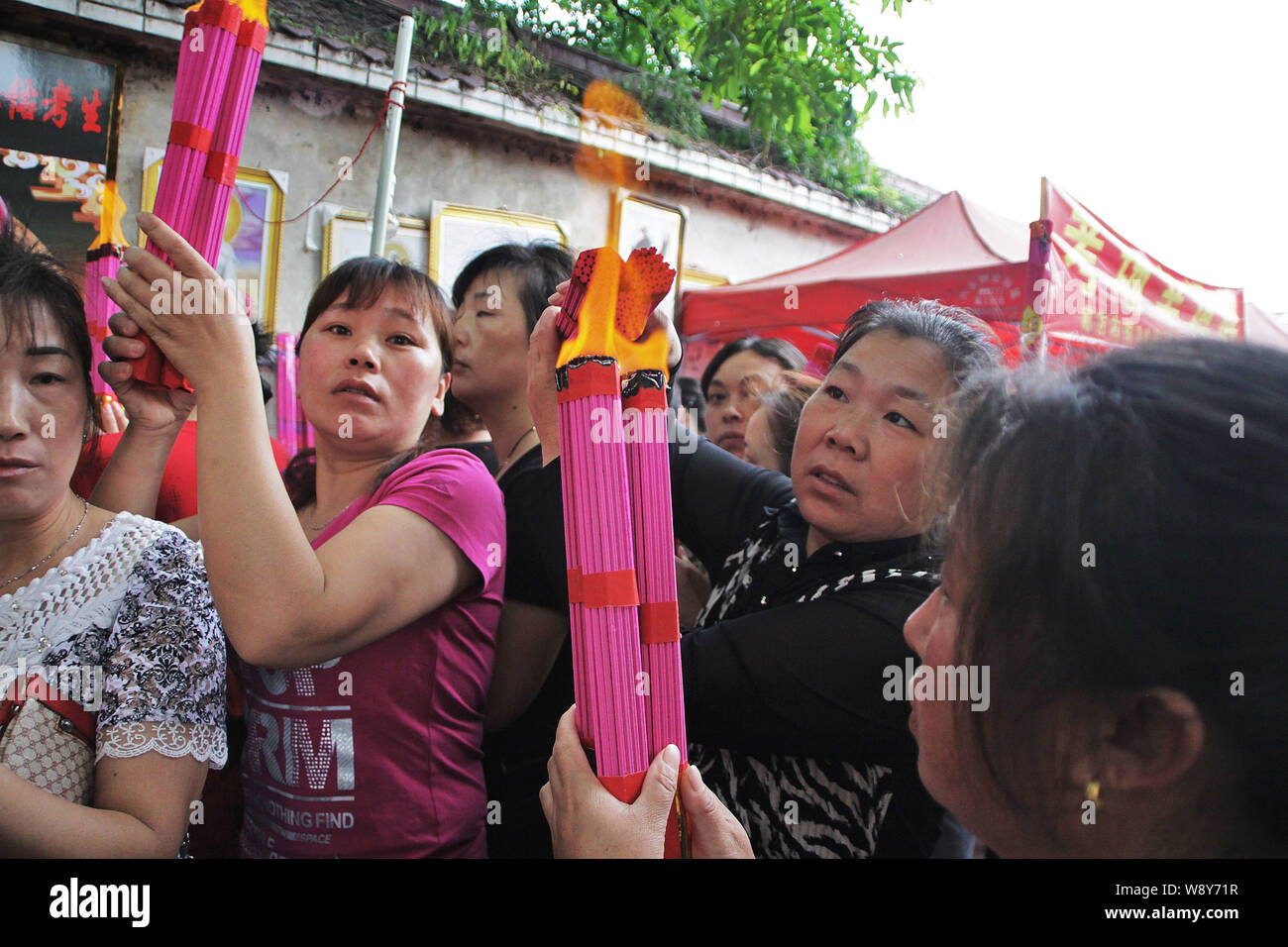 Chinese Burn And Children High Resolution Stock Photography and Images ...