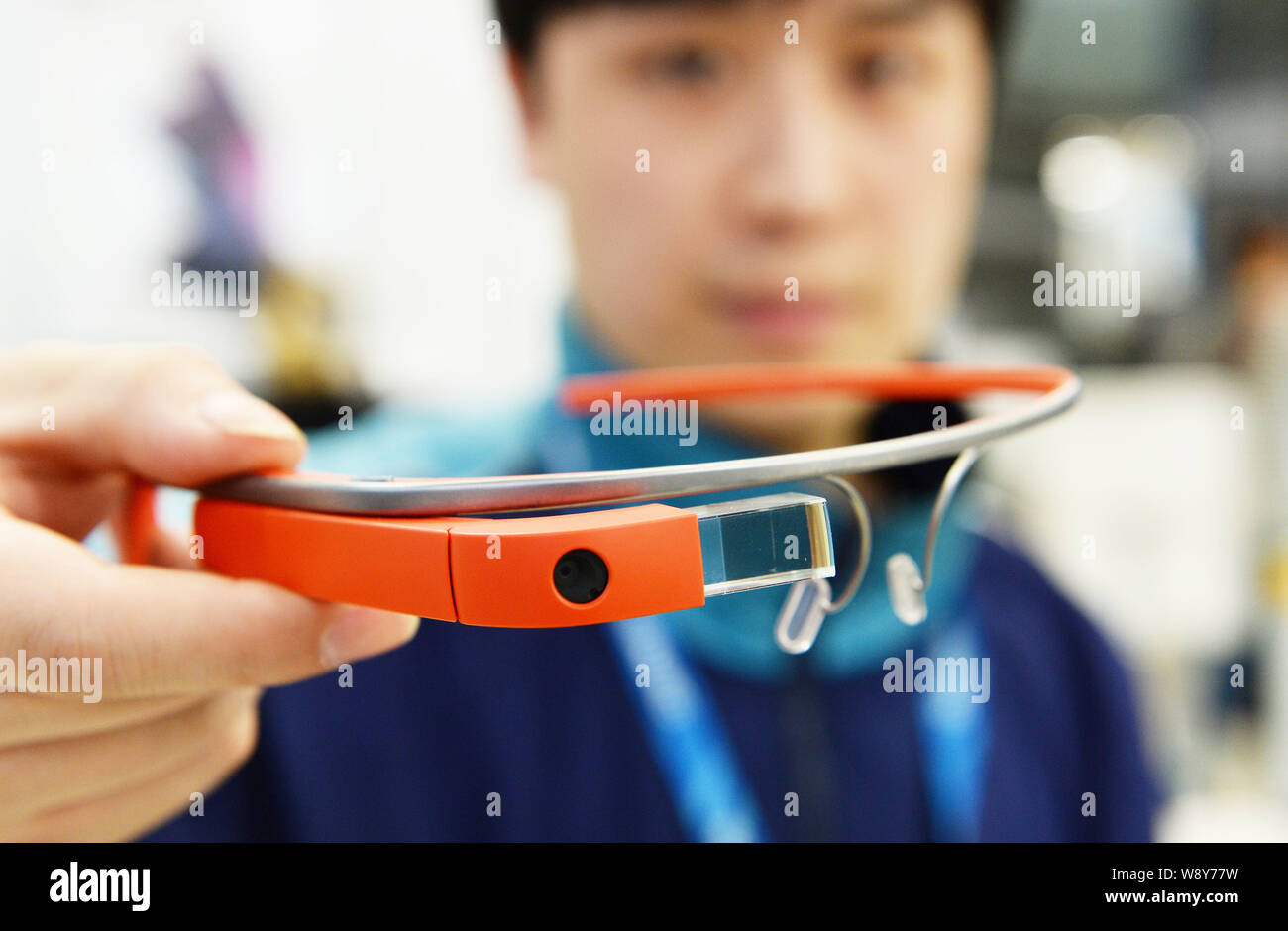 An employee shows Google Glass at a Suning home appliances store in Shanghai, China, 8 May 2014.   Google Glass makes first appearance at a Suning hom Stock Photo
