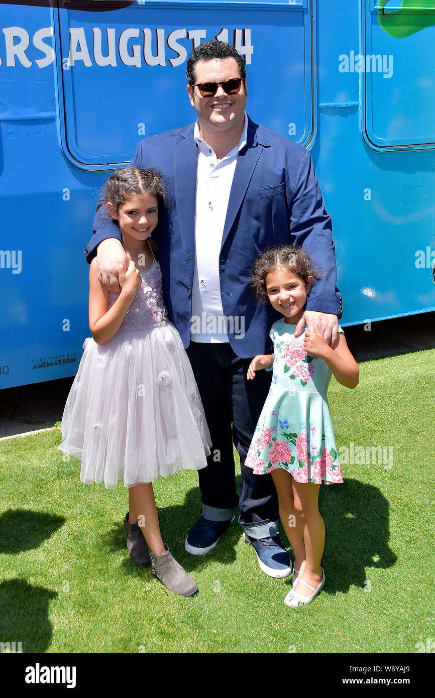 Josh Gad with Daughters Ava and Isabella at the premiere of the movie 'The Angry Birds Movie 2/Angry Birds 2 - The Movie' at the Westwood Regency Theater. Los Angeles, 10.08.2019 | usage worldwide Stock Photo