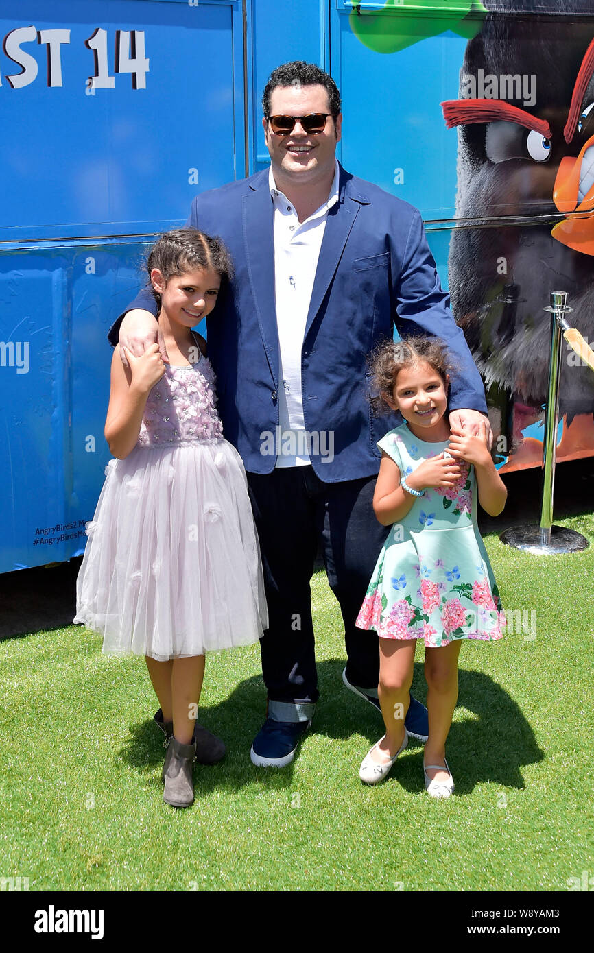 Josh Gad with Daughters Ava and Isabella at the premiere of the movie 'The Angry Birds Movie 2/Angry Birds 2 - The Movie' at the Westwood Regency Theater. Los Angeles, 10.08.2019 | usage worldwide Stock Photo