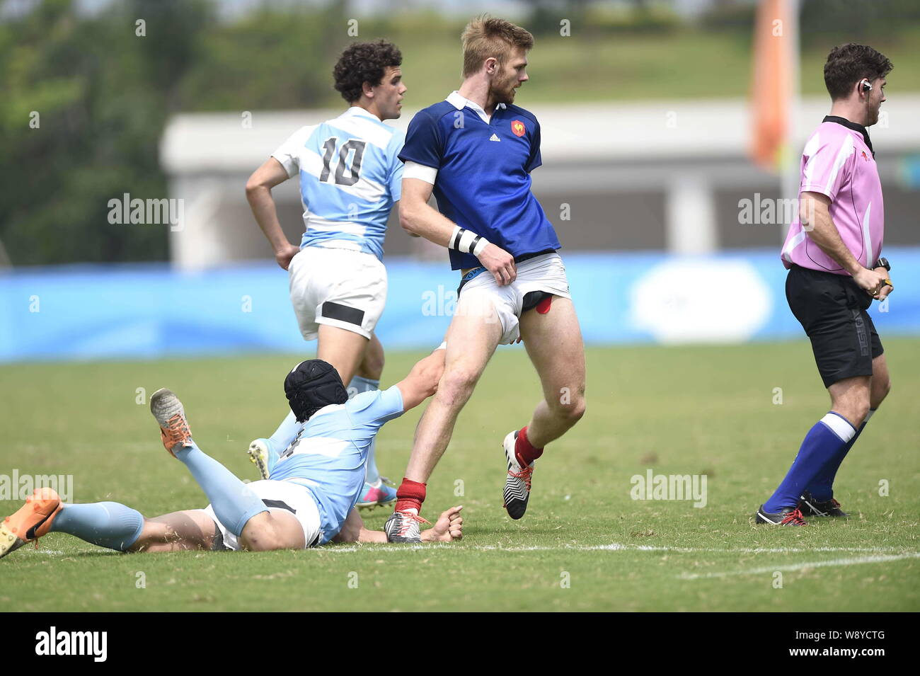 Juan Ignacio Conil Vila of Argentina, left front, pulls down the shorts of  Sacha Valleau of France, second right, at the Rugby Sevens final during the  Stock Photo - Alamy