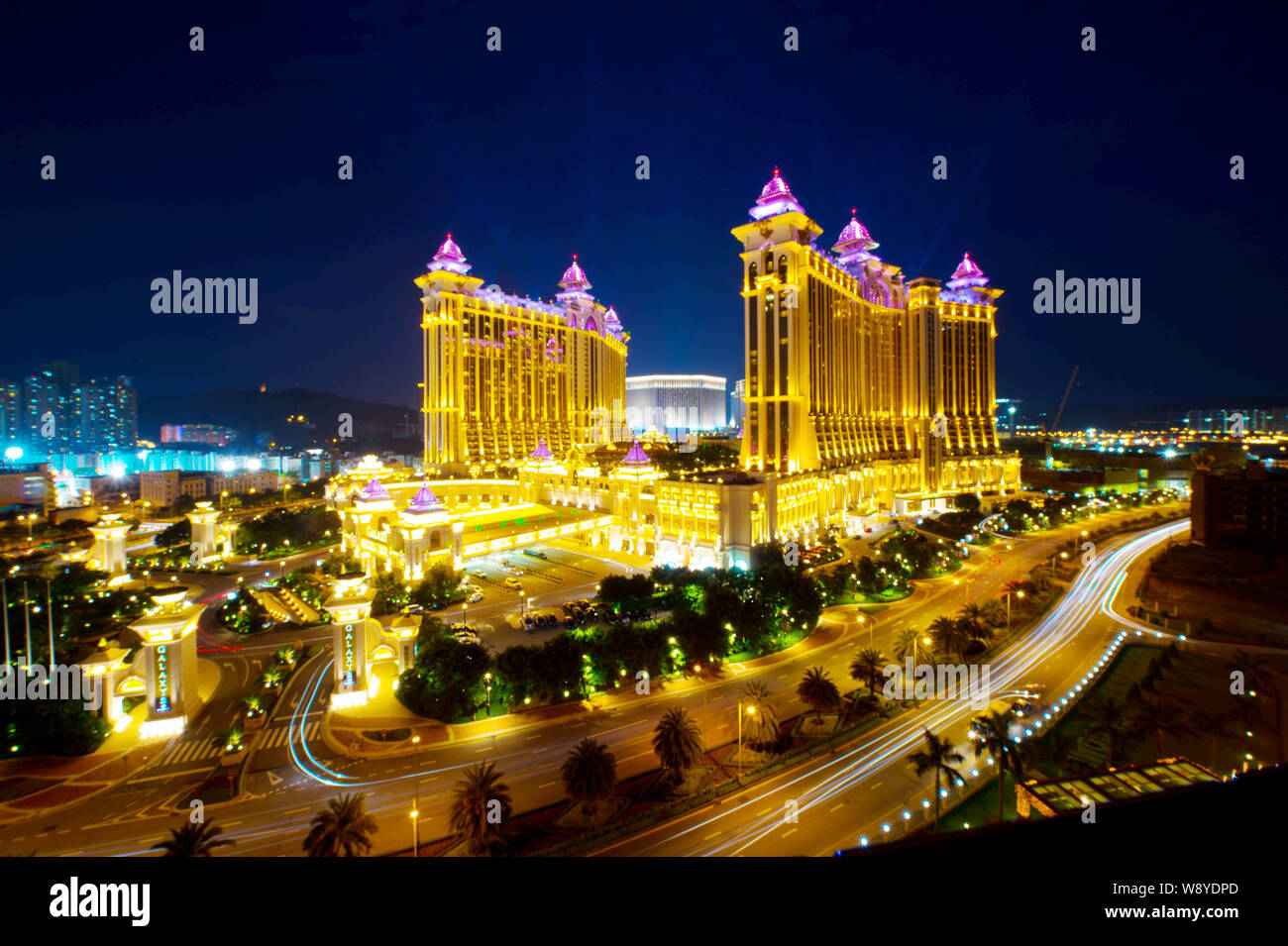 Macau, China - 8 De Dezembro De 2016: Vista Em Perspectiva Do Hotel Galaxy  Macau Casino À Noite, Cotai Strip, A Popular Rua Dos Cassinos Que Atrai  Anualmente Mais De 25 Milhões