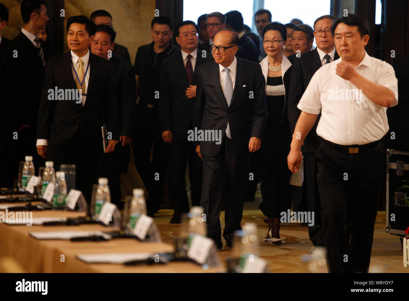 Li Ka-shing, center, Chairman of Cheung Kong (Holdings) Limited and Chairman of Hutchison Whampoa Limited, arrives at the inauguration of the Yangtze Stock Photo