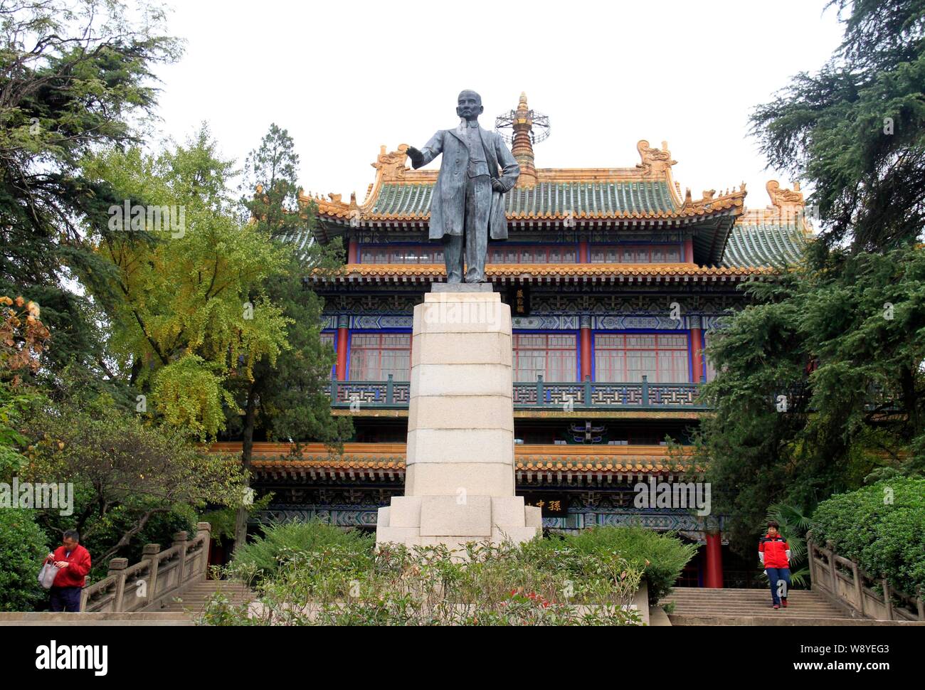 --FILE--View of the statue of Dr. Sun Yat-sen, first president and