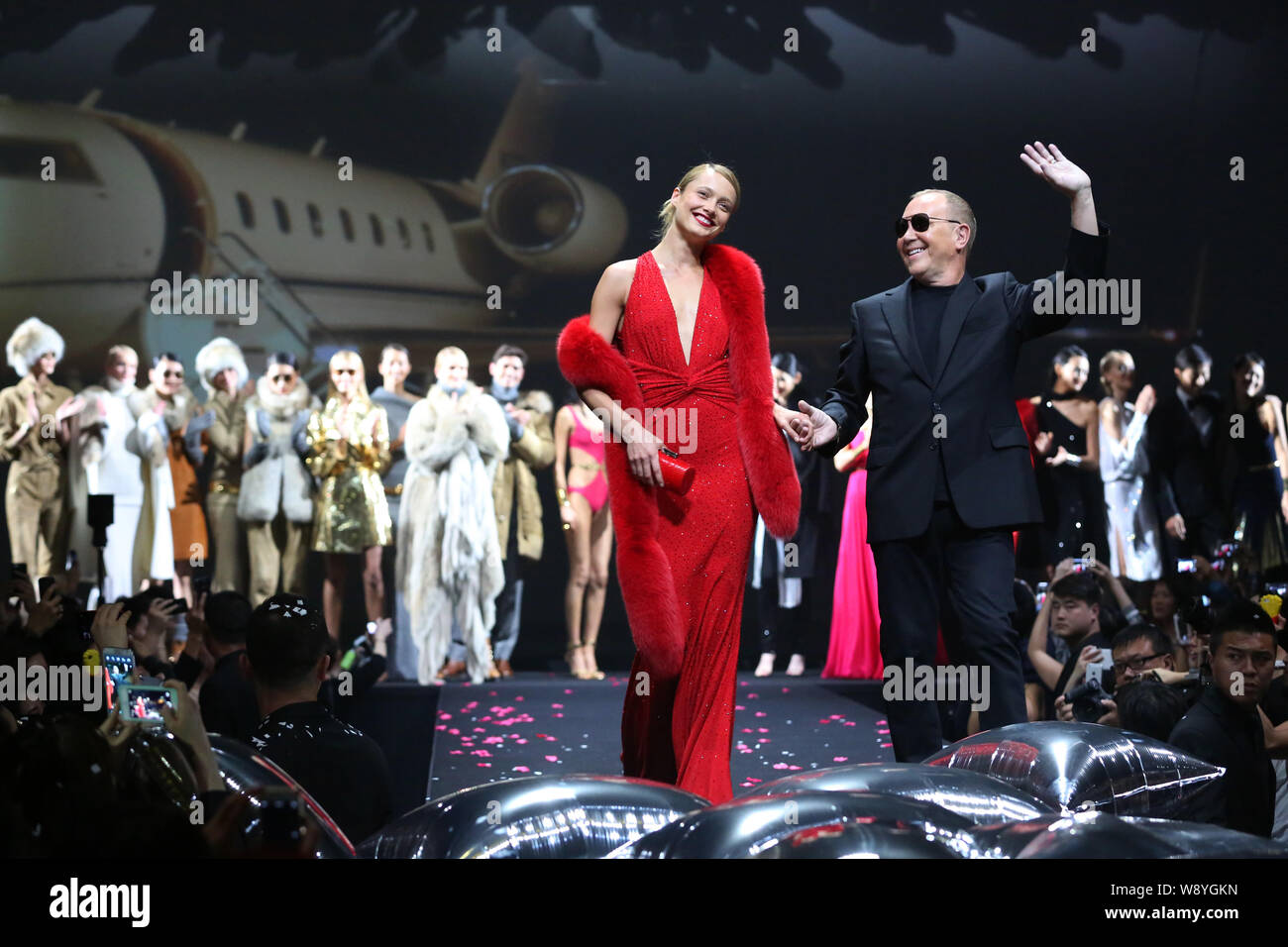 Estonian model Karmen Pedaru, left, displays a new creation with American fashion  designer Michael Kors, right, during the Michael Kors Jet Set Experi Stock  Photo - Alamy