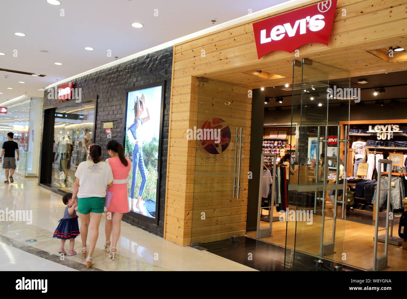 FILE--Customers walk past a store of Levis at a shopping mall in Fuzhou  city, southeast Chinas Fujian province, 22 June 2014. Levis, one of the wo  Stock Photo - Alamy