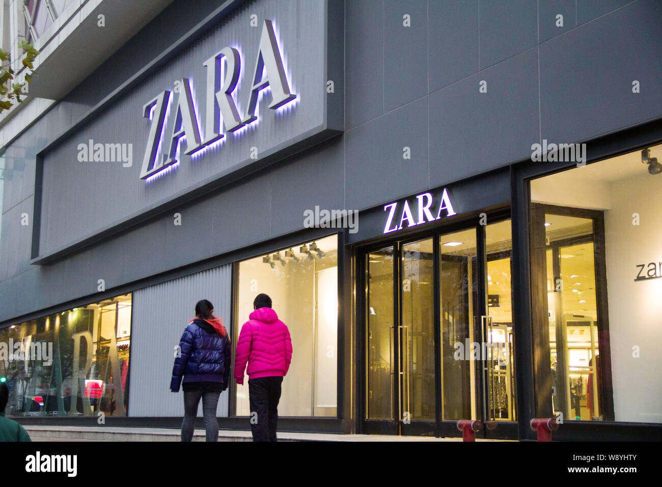 FILE--Pedestrians walk past a store of Zara in Shanghai, China, 26 December  2013. Fast fashion brands have quickly emerged to woo Chinese cons Stock  Photo - Alamy