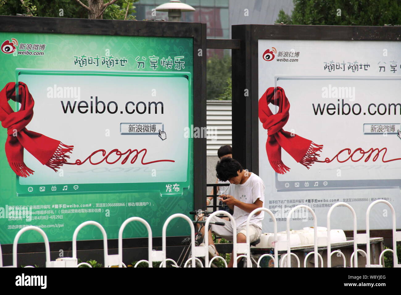 Chinese Man Uses Mobile Phone High Resolution Stock Photography And Images Alamy
