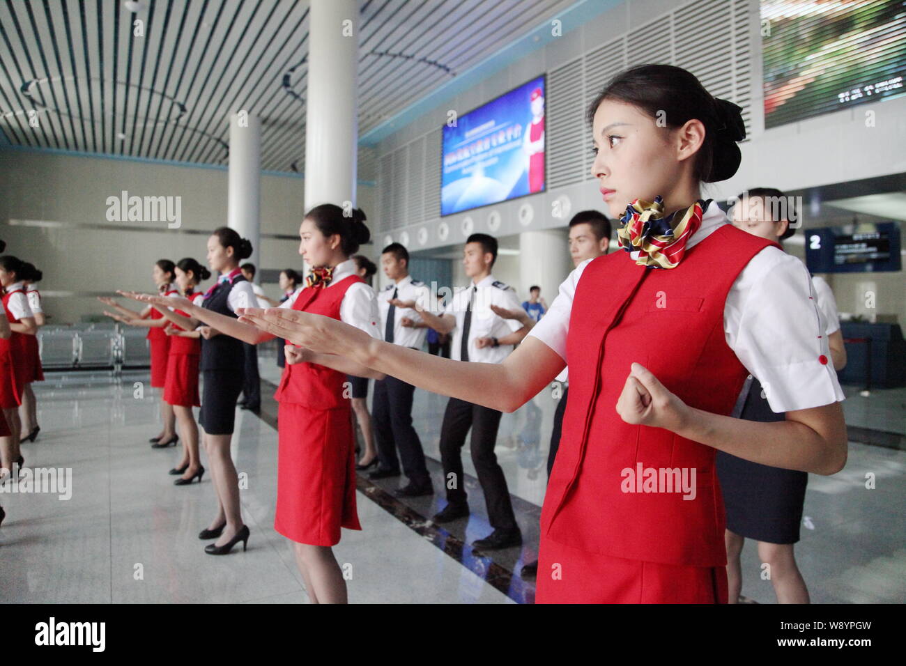 Японская школа стюардесс. Sichuan Airlines стюардессы. Школа стюардесс Китай. Тренировка стюардесс в Китае. Китайские стюардессы.