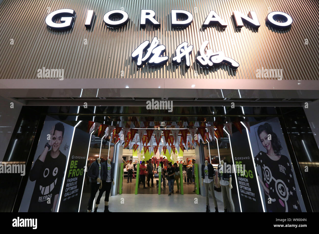FILE--Customers shop at a store of Giordano in Shanghai, China, 30  September 2013. Multinational casual wear brands Meters/bonwe, Giordano,  Esprit Stock Photo - Alamy