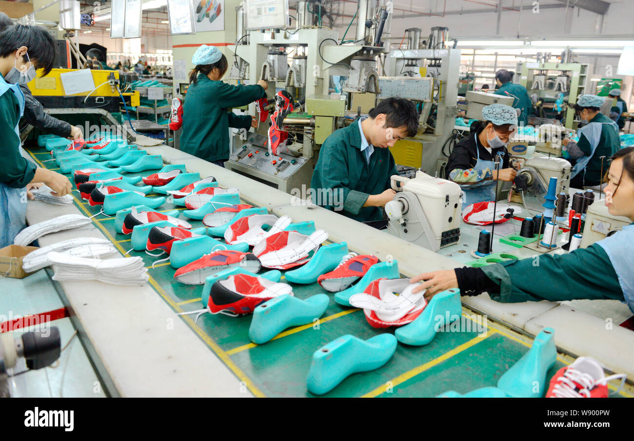 FILE--Chinese workers produce shoes at a factory in Dongguan city, south  Chinas Guangdong province, 29 April 2014. China's manufacturing expan Stock  Photo - Alamy