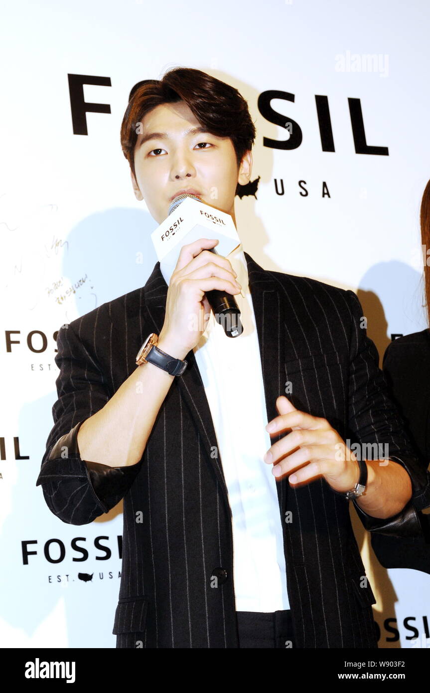 Kang Min-hyuk of South Korean rock band CNBlue waves on the red carpet as  he arrives for a VIP premiere for the movie \, image size:863x1390