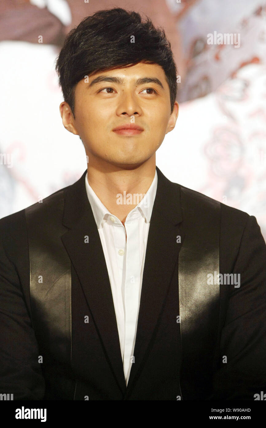 Chinese Actor Ye Zuxin Poses During A Press Conference For His New Tv  Series, Incisive Great Teacher, In Shanghai, China, 28 May 2014 Stock Photo  - Alamy